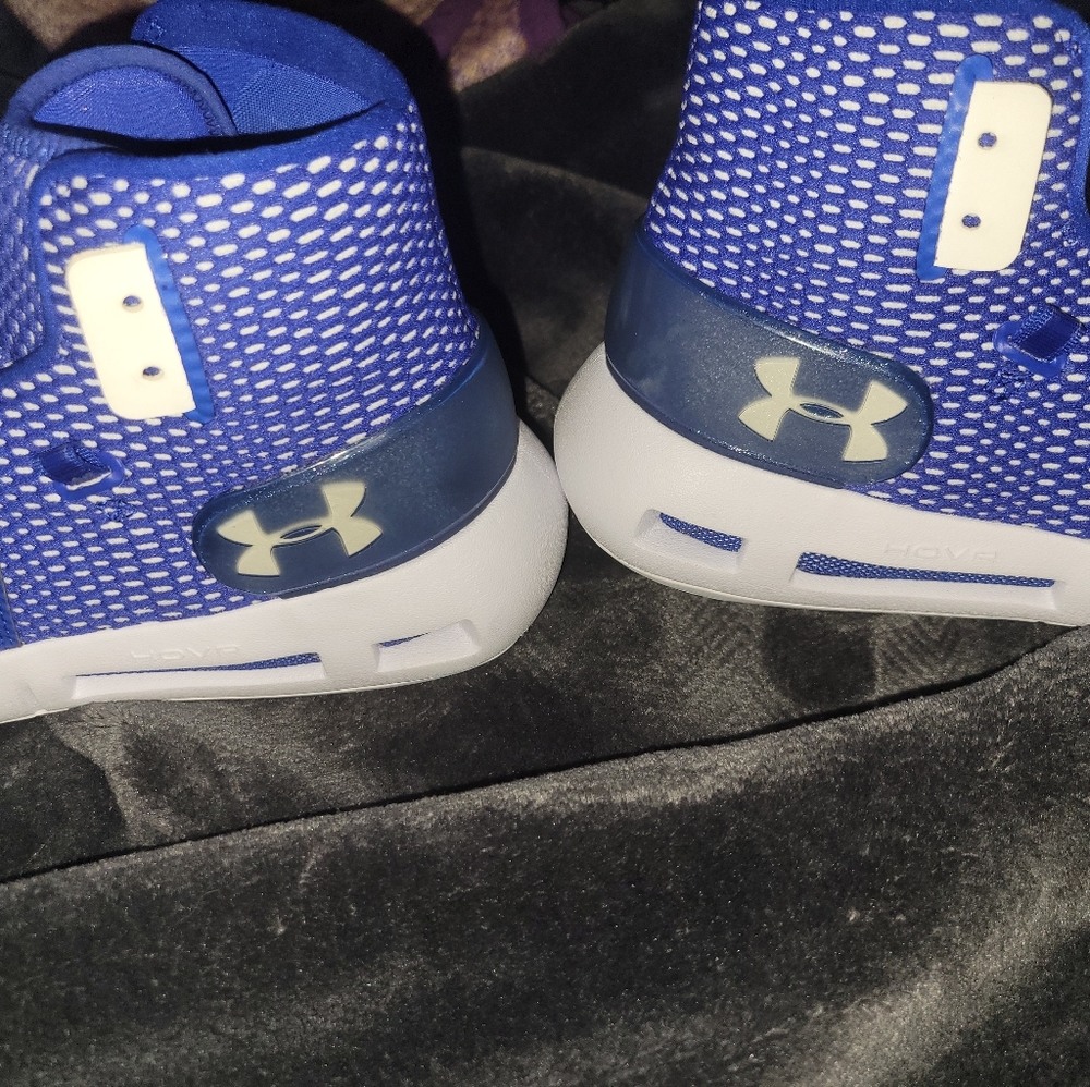 Boys size 6 basketball shoes under armour
